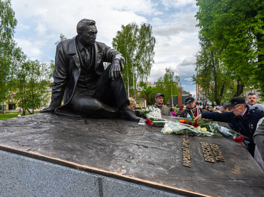 В Павловском Посаде открыли памятник Тихонову