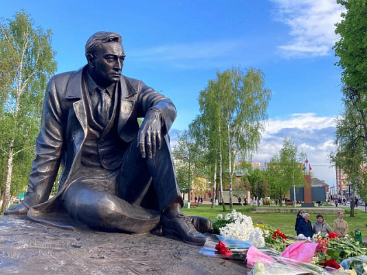 На родине Вячеслава Тихонова в Павловском Посаде открыли памятник актёру