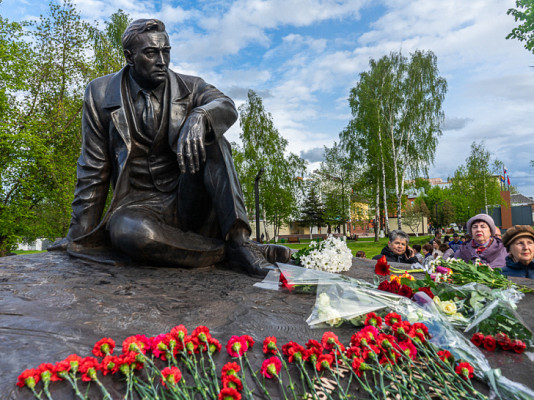 В Павловском Посаде открыли памятник народному артисту СССР Вячеславу Тихонову