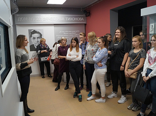 В доме-музее Тихонова организовали экскурсию для подростков